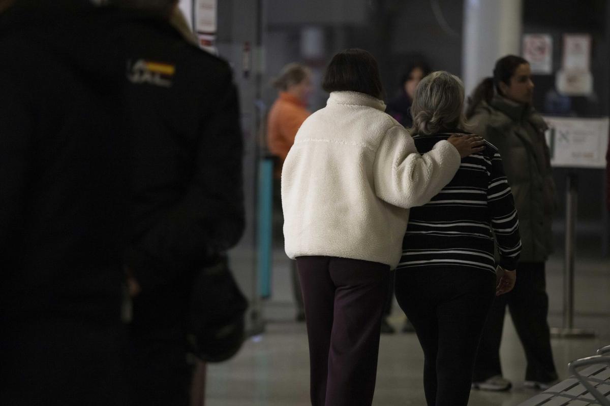 19/01/2026 Familiares de los pasajeros del tren procedente de Puerta de Atocha y con destino Huelva, acuden a la estación de trenes de Huelva. A 19 de enero de 2026, en Huelva (Andalucía, España).La cifra de fallecidos se ha elevado a 21, según han confirmado a Europa Press fuentes conocedoras del dispositivo de emergencias, tras el descarrilamiento registrado sobre las 19,45 horas de este domingo, 18 de enero, de un tren Iryo 6189 en el que viajaban unas 300 personas y que cubría el trayecto Málaga-Puerta de Atocha, ocurrido en los desvíos de entrada a la vía 1 de la estación de Adamuz (Córdoba), lo que provocó que el vehículo invadiera la vía contigua. Además, al menos 25 personas han resultado heridas, según ha informado el Servicio de Emergencias 112 Andalucía en sus redes sociales, consultadas por Europa Press. SOCIEDAD Clara Carrasco