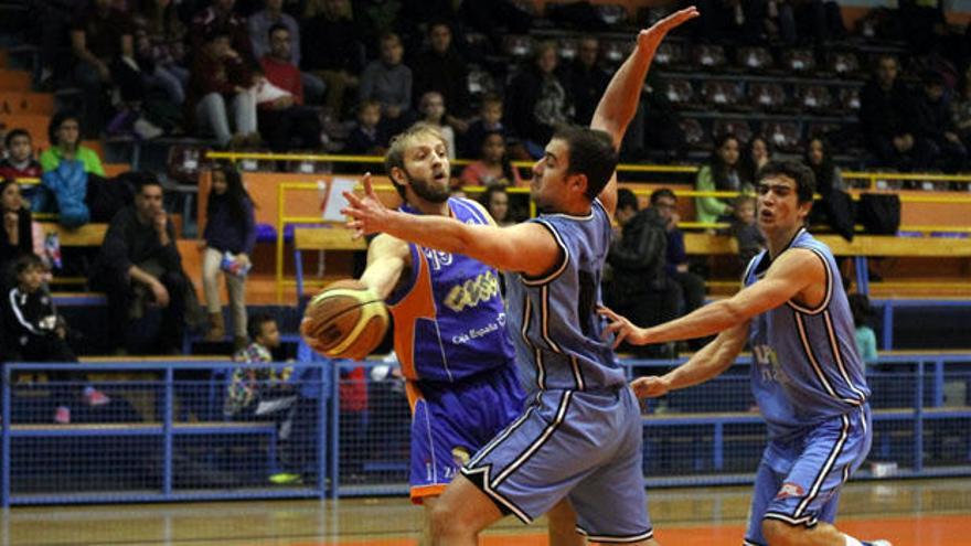 Justin Cecil, con el balón ante un jugador del Estudiantes. |