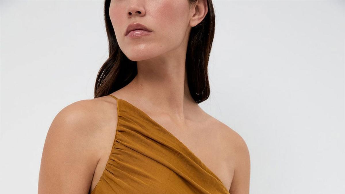 Modelo con vestido de Oysho