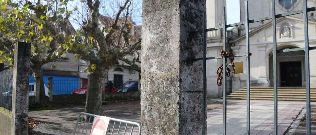 El acceso al atrio, con los árboles al fondo, presentaba ayer una valla metálica. // Gonzalo Núñez