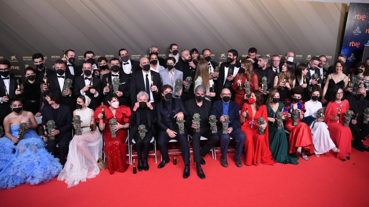 Foto de familia de todos los premiados en la la 36ª gala de los Premios Goya, en el Palau de les Arts de Valencia, a 12 de febrero de 2022