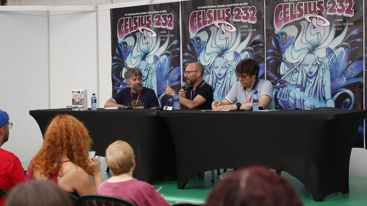 Jordan Mechner entre Jorge Iván Argiz y Diego García Cruz.