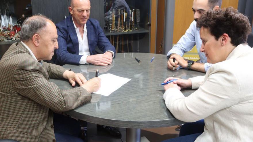 Ballester firmó el convenio con los séniors para fomentar el empredimiento. | MEDITERRÁNEO