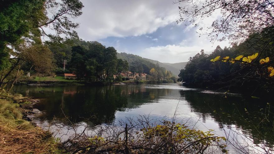 La rotura de una balsa de áridos alcanza el río Tambre