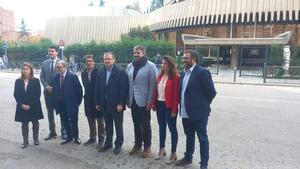 Representantes del PSOE y Més per Mallorca, este mediodía frente al Constitucional.