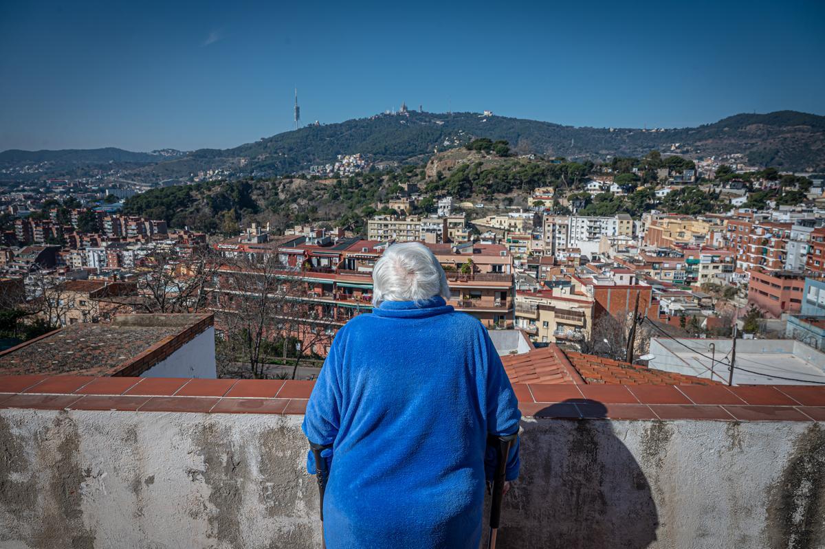 Mari Carmen vive en una calle sin asfaltar y llena de escaleras autoconstruidas en el Carmel. Diecisiete años atrapada en casa en Barcelona: No pude ir al entierro de mi hija