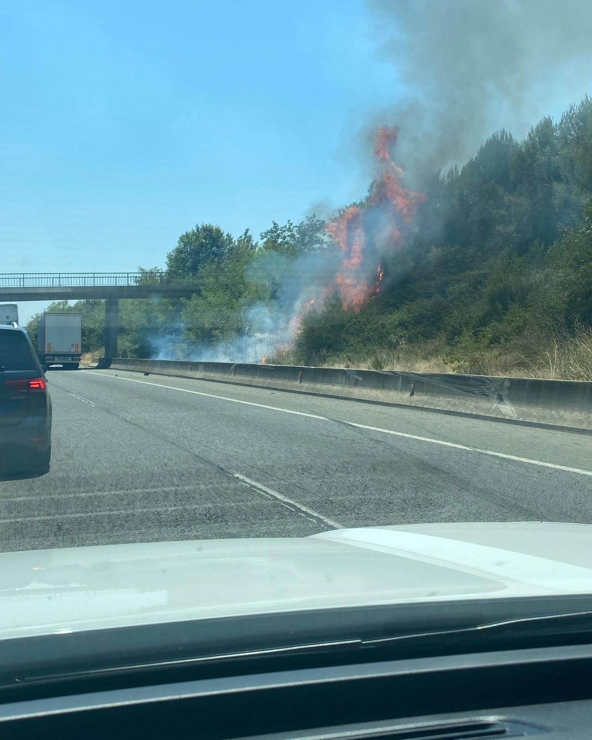 El foc vist des de l'interior d'un vehicle que circulava per l'AP-7 a Vilademuls.