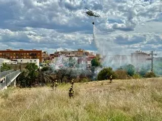 Los Bomberos sofocan un incendio en el barranco de Torrent