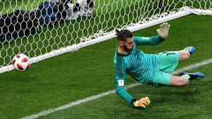 De Gea no logra parar el penalti que lanzó Cheryshev por el centro de la portería española.