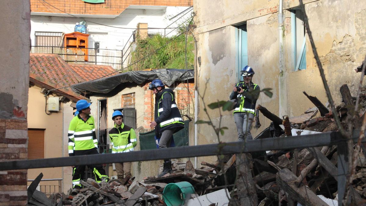 Policía Judicial investiga sobre los escombros tras la explosión de La Villa.