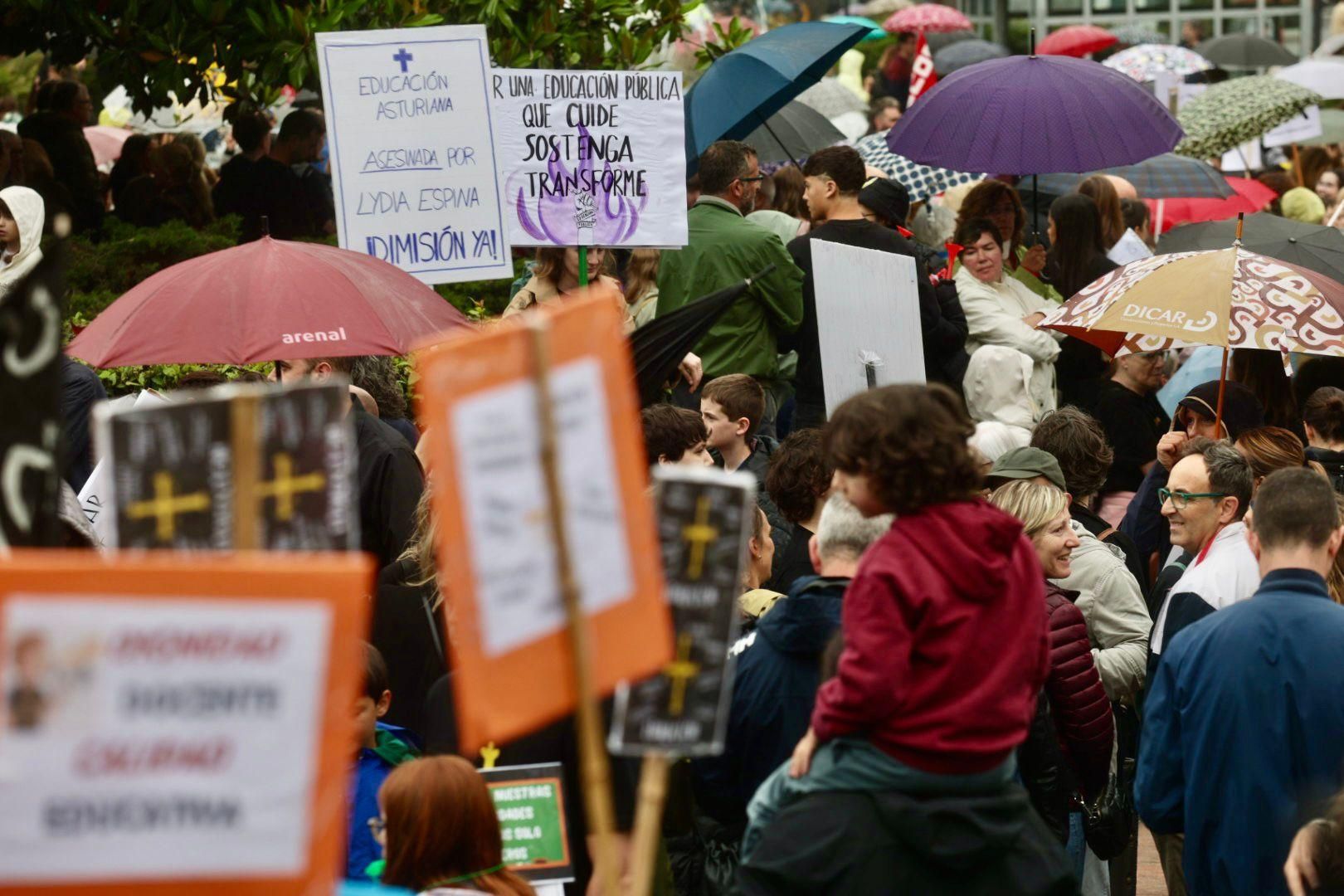 EN IMÁGENES: Así fue la gran manifestación de profesores por la enseñanza pública asturiana