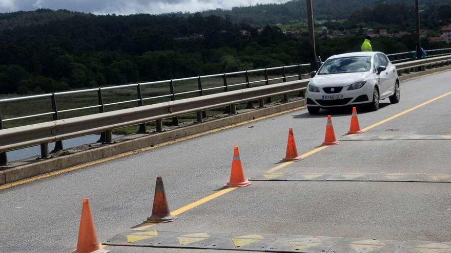 Imagen del puente interprovincial que une Catoira con el Barbanza. // Noé Parga