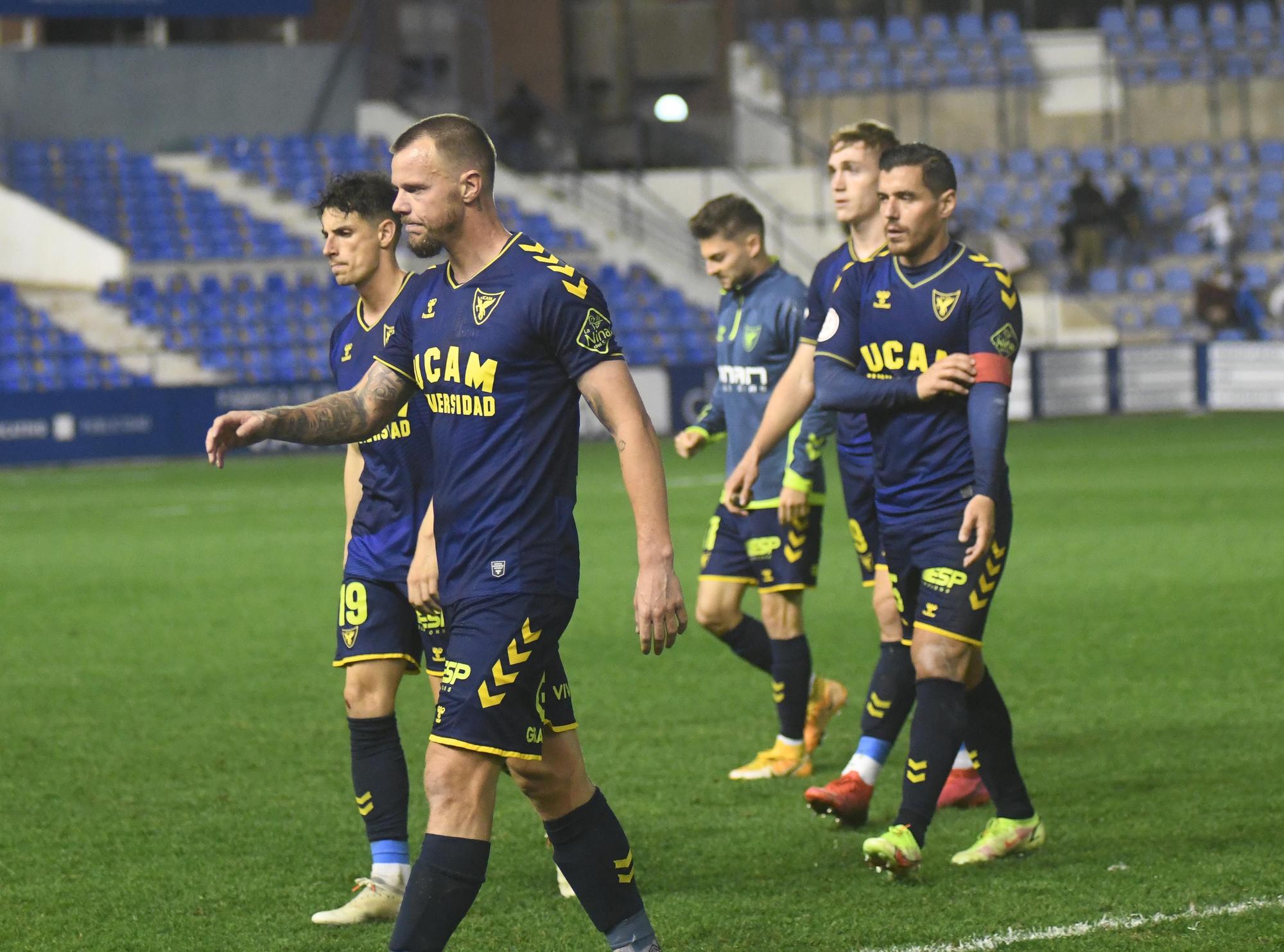 El Alcoyano ahonda la crisis del UCAM Murcia