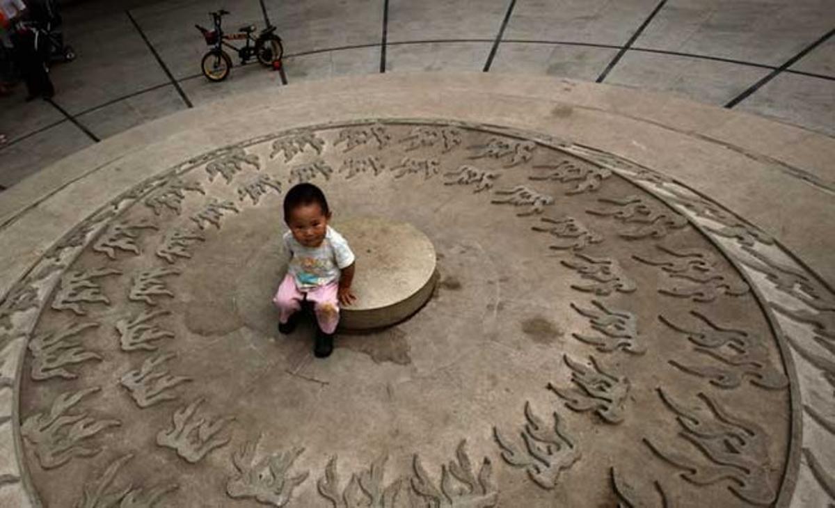 Un nen juga en un parc a Pequín (Xina).