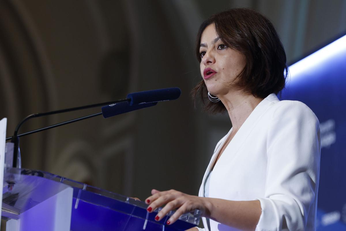 MADRID, 24/09/2026.- La ministra de Juventud, Sira Rego, presenta al embajador de Palestina en España, Fadi Elhusseini, en el desayuno informativo organizado por Nueva Economía Fórum, en el Hotel Mandarin Oriental Ritz, en Madrid, este jueves. EFE/ J.J. Guillen