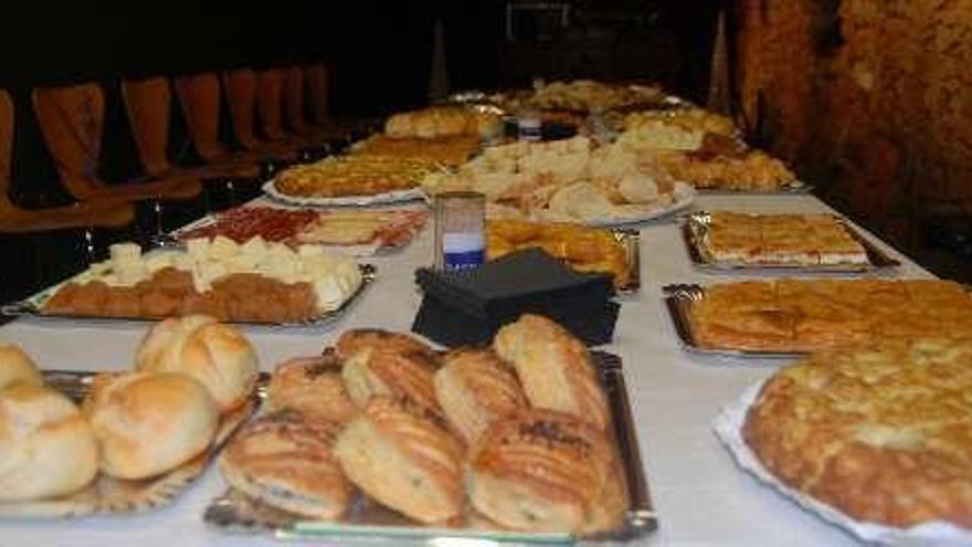 Comida preparada para los jóvenes, ayer, en Posada de Llanera.