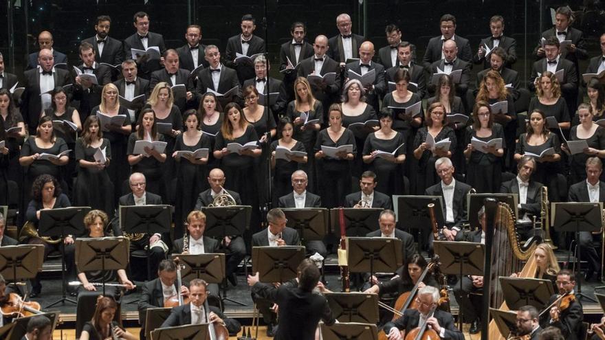 La Orquesta Filarmónica de Gran Canaria (OFGC) y el Coro de la OFGC.