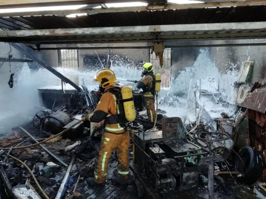 Los bomberos sofocan un incendio forestal junto al casco urbano de Finestrat.