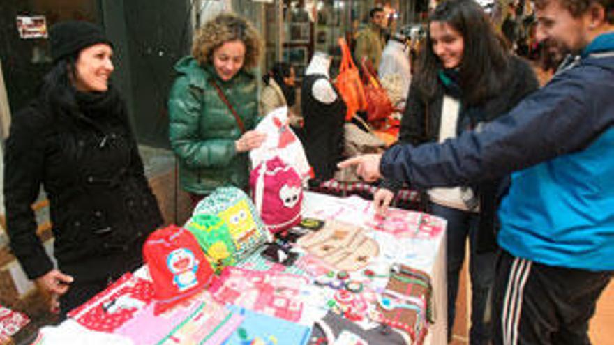 Uno de los puestos del mercadillo mensual en las Galerías Príncipe 22. / JESÚS DE ARCOS