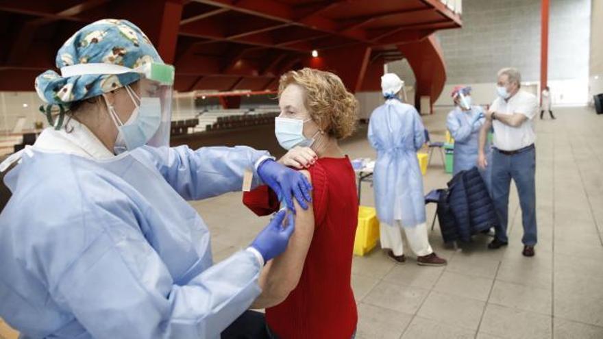 Con pinchazos en los polideportivos y colas en los centros de salud: así arrancó la campaña de la gripe en Asturias