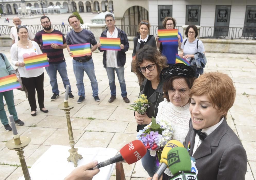 Recuerdan la primera boda entre dos mujeres, Marcela y Elisa, con un acto simbólico de homenaje celebrado en la iglesia de San Jorge en A Coruña.