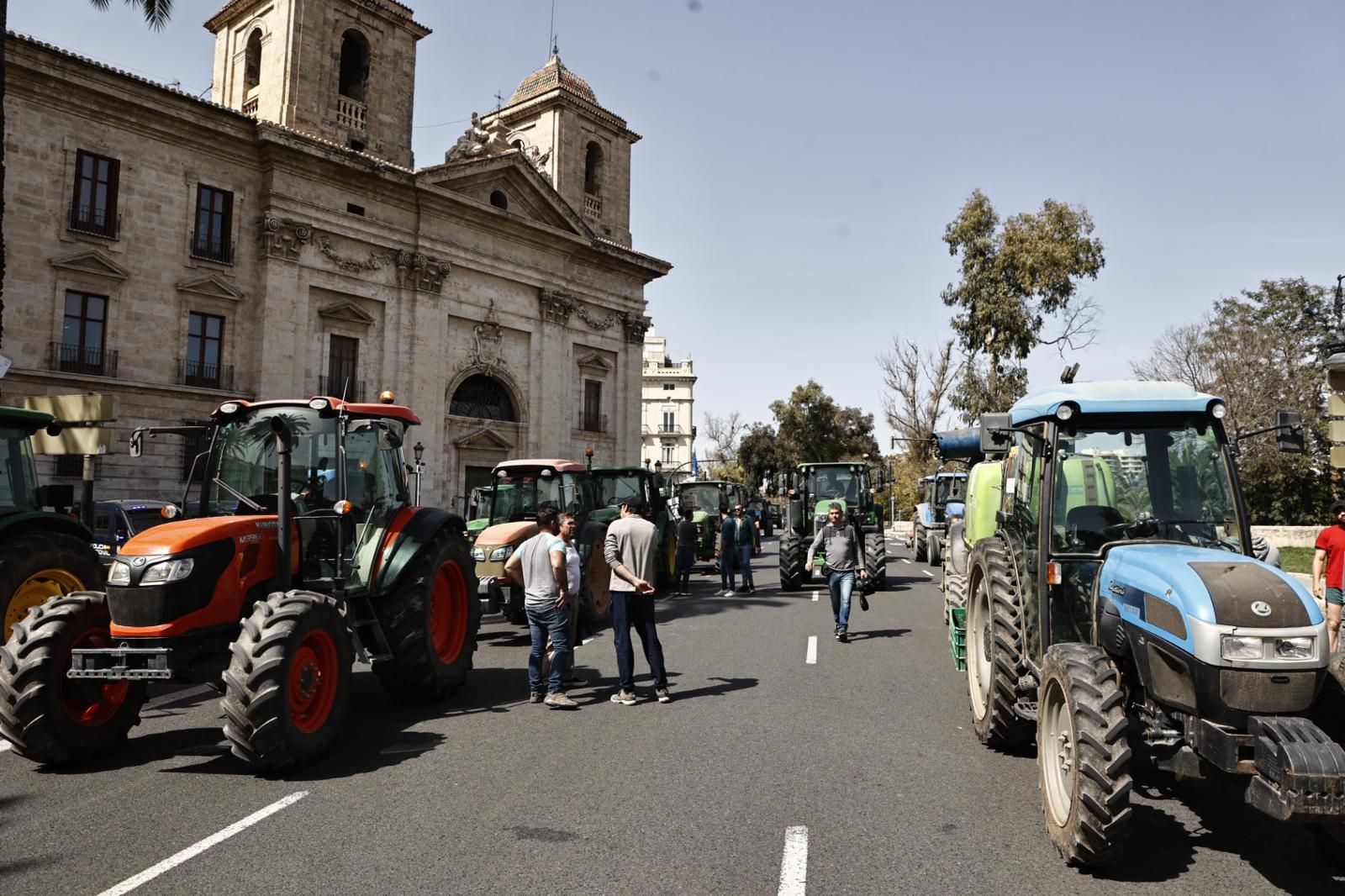 Los agricultores se concentran ante la Delegación del Gobierno en València