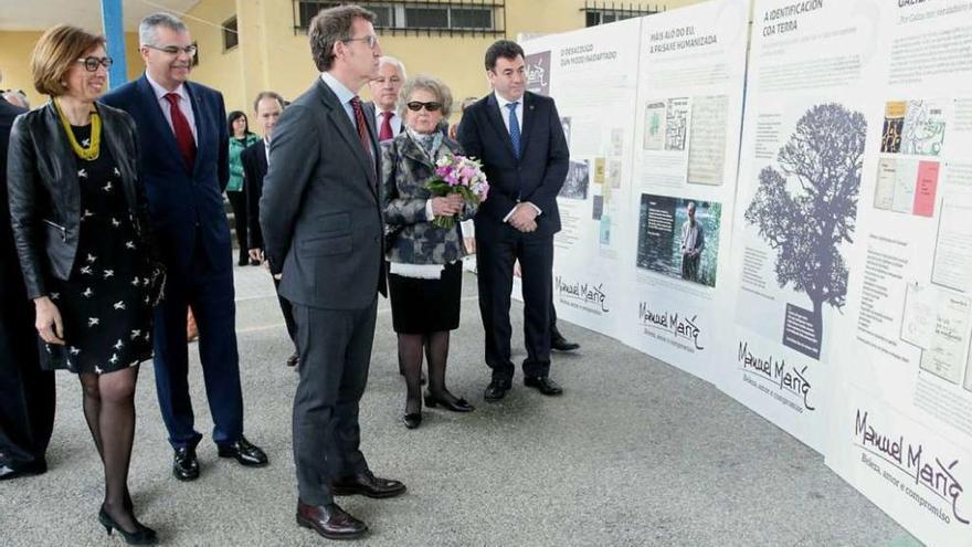 A viúva de Manuel María, Saleta Goy, entre o presidenta da Xunta, Alberto Núñez Feijóo, e o conselleiro Román Rodríguez, no CEIP Laverde Ruiz.