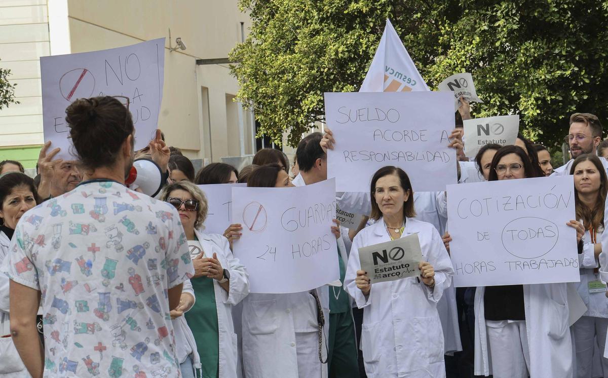 Protesta de los médicos del Hospital de Sant Joan contra el nuevo estatuto laboral