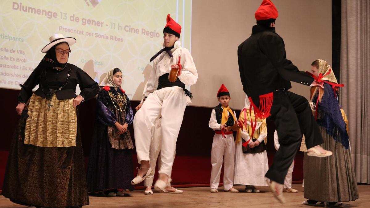 El Cine regio de Sant Antoni acoge este domingo el Festival de Balls, Música i Cançó de la Nostra Terra