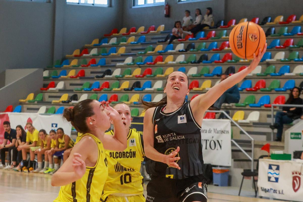 Blanca Manivesa fue la mejor jugadora del Cortegada en el primer round del play off.
