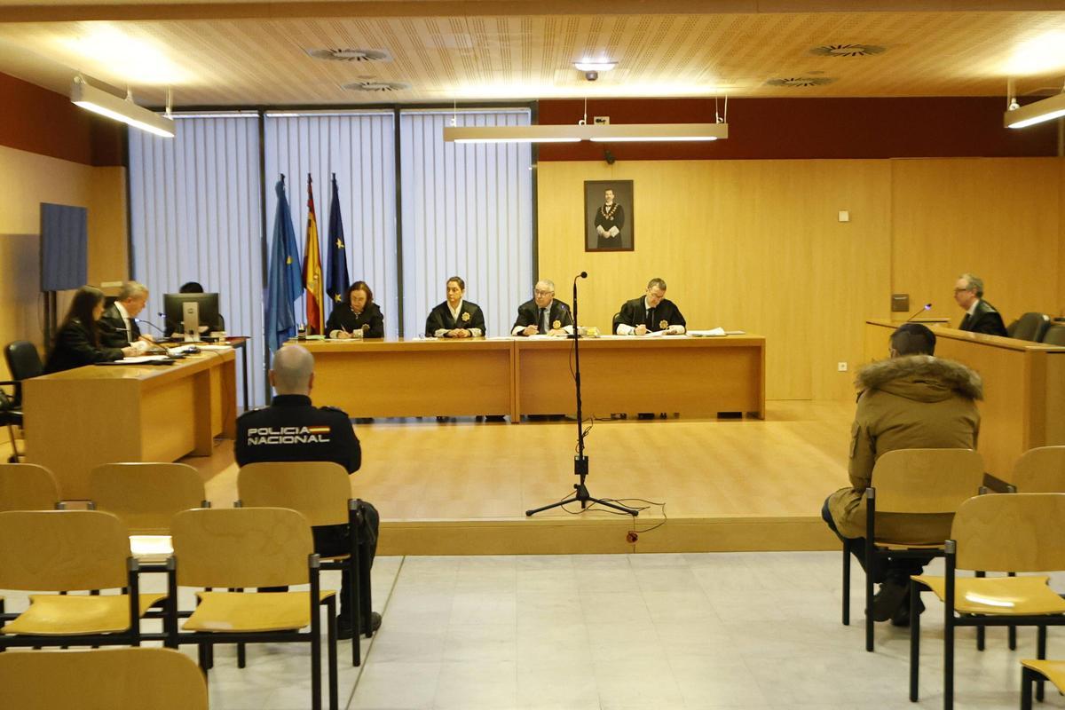 El implicado, a la derecha, durante la celebración del juicio.