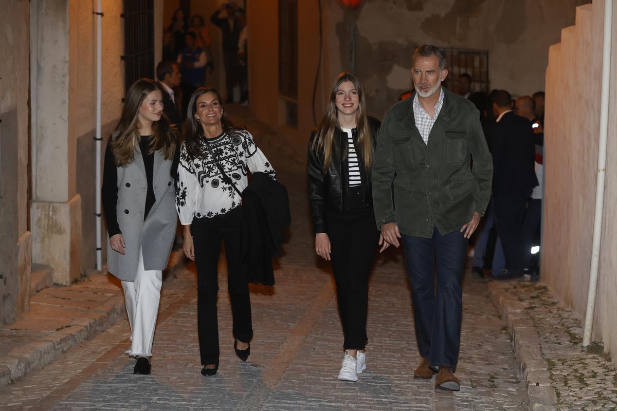 Los reyes y sus hijas asisten a La Pasión de Cristo en Chinchón