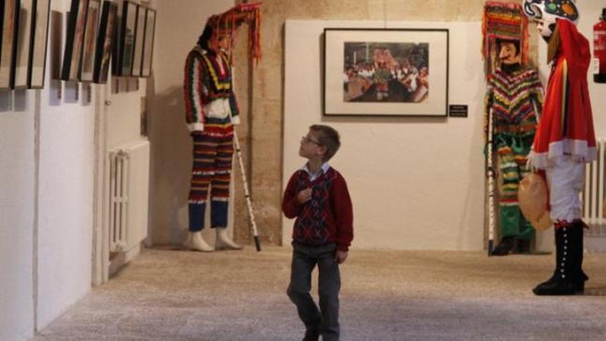 Dos visitantes se detienen ante una de las fotografías.