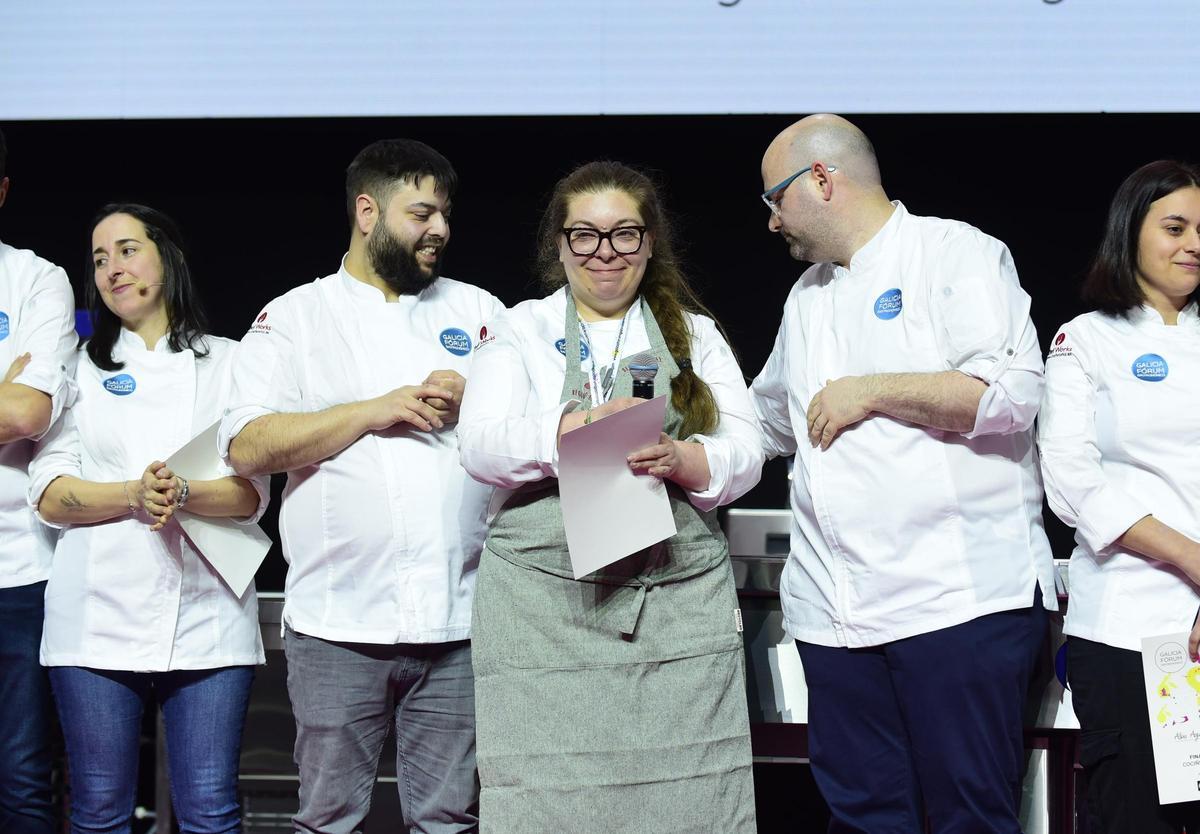 Begoña Vázquez (c), junto a otros aspirantes al premio Cociñeiro Galego 2024 en el Fórum Gastronómico de A Coruña.