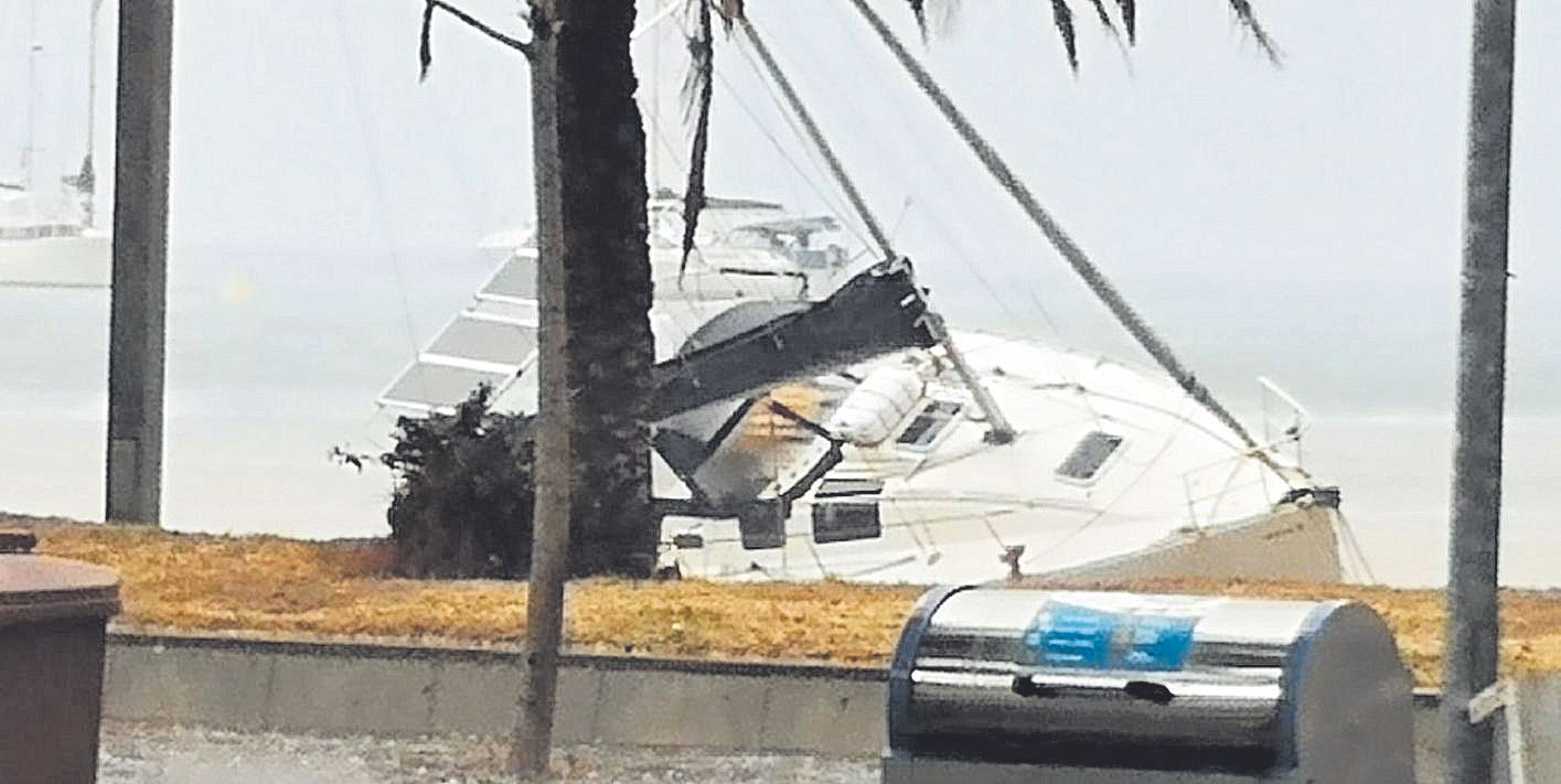 Embarcació tombada a Roses a causa de la pluja