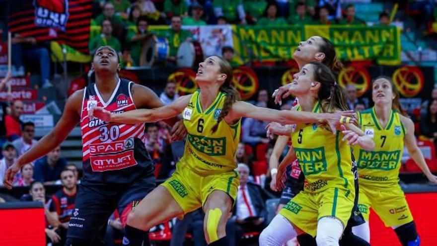 Shante Evans i Núria Martínez (Uni) i Tamara Abalde i Gabi Ocete (Mann Filter) esperen un rebot en la semifinal de Copa.