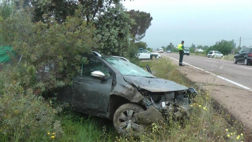 Un conductor resulta herido al dar vueltas de campaña en un accidente de tráfico