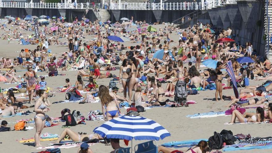 Bañistas en playa de Salinas