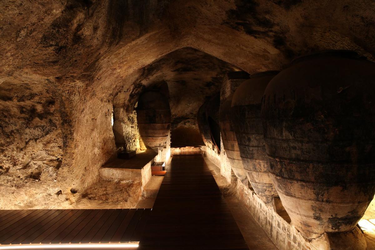 Bodegas Murviedro se encuentra en pleno centro de Requena, en un laberinto de cuevas subterráneas.