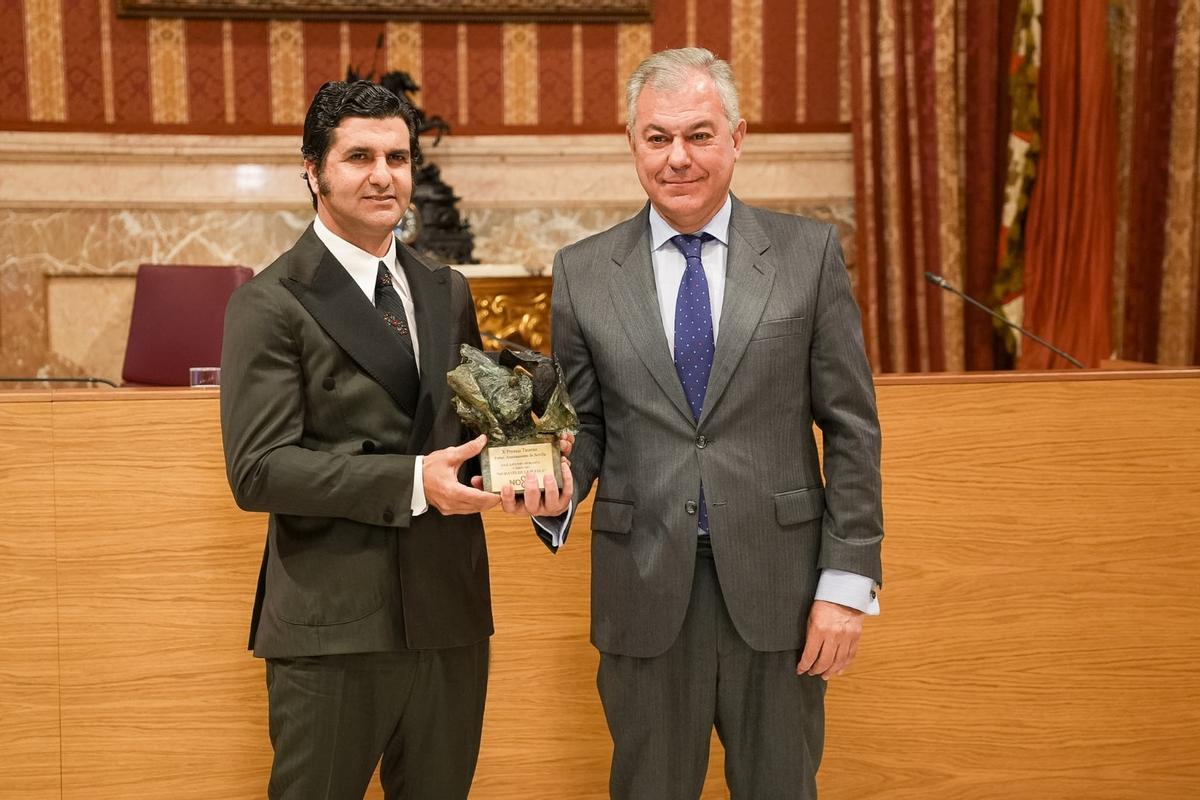 Morante recibe el premio taurino Ayuntamiento de Sevilla junto al alcalde, José Luis Sanz