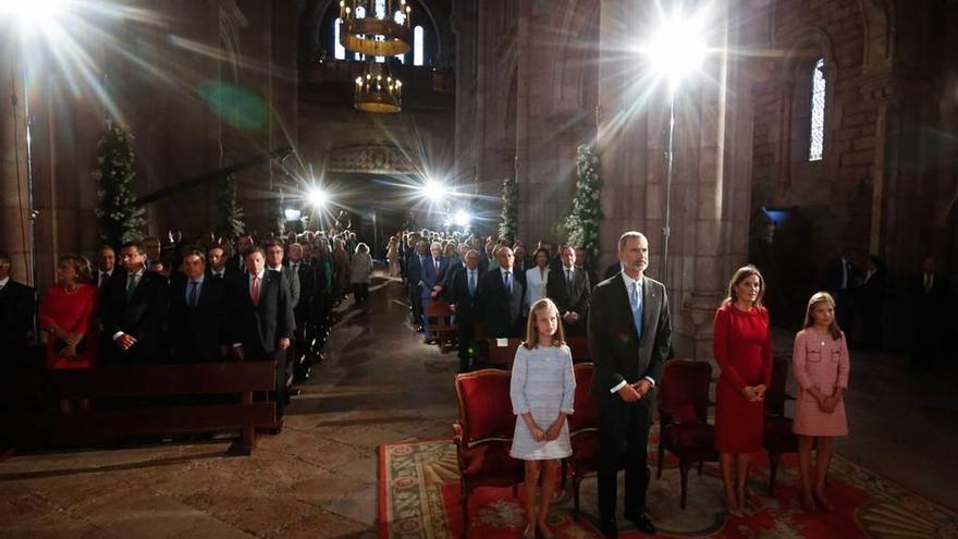 La basílica de Covadonga, durante la misa, con la Familia Real en primera fila.