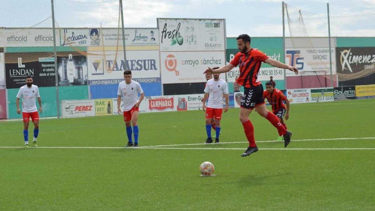Juanfran, en la ejecución de su gol de penalti ante el Cartaya en el Manuel Polinario.