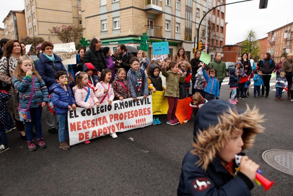 Manifestación frente al Colegio Montevil