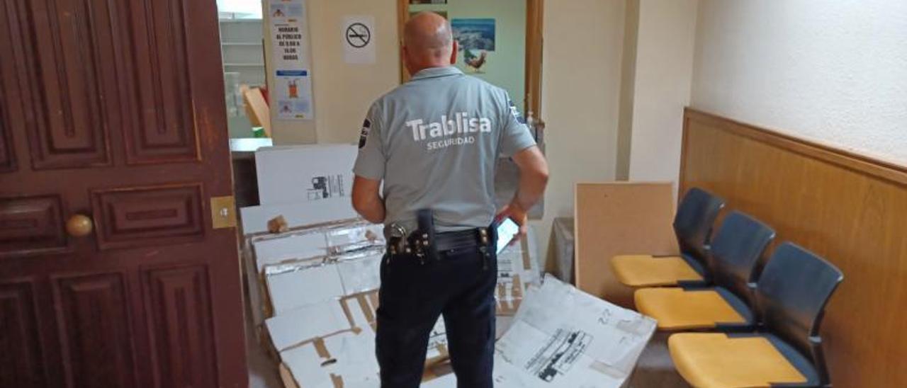 Un responsable de seguridad frente a cajas para embalar.