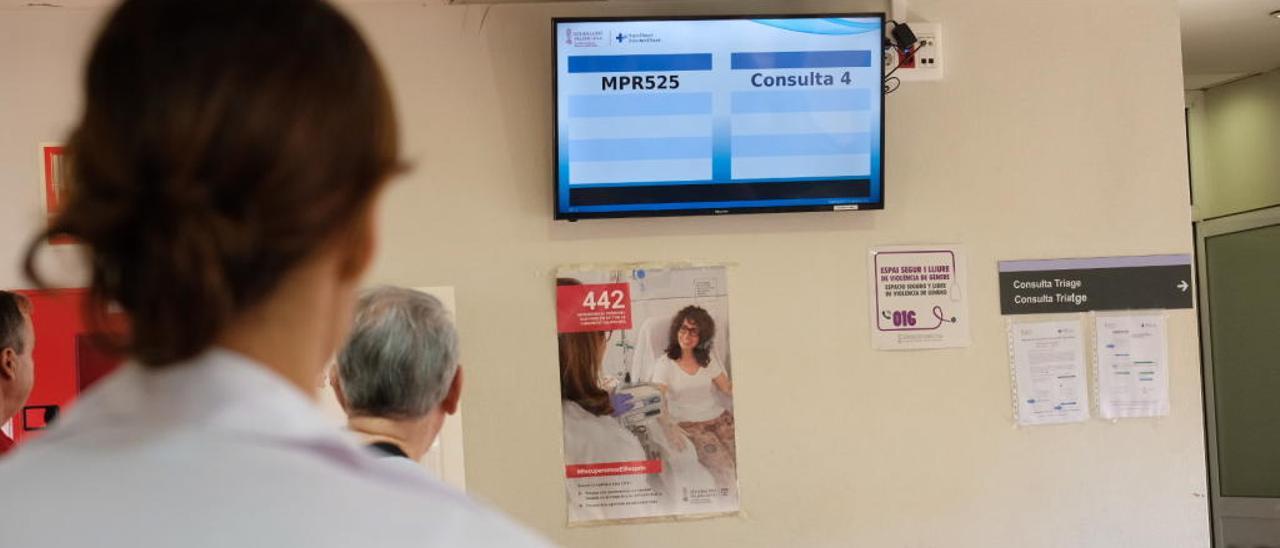 En Urgencias ya se han instalado pantallas para llamar a los pacientes a través de códigos de letras y números.