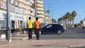 Algunos migrantes salieron a dar una vuelta por el paseo marítimo tras llegar a Peñíscola.