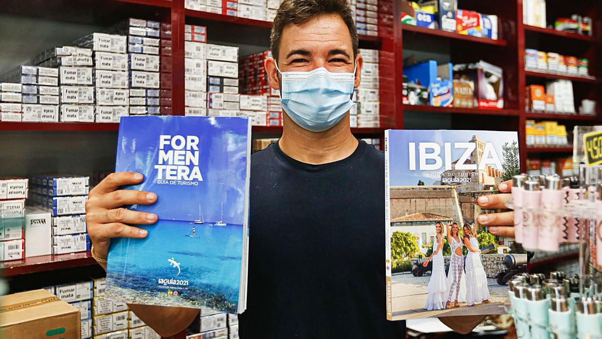 El vendedor de Tabacs Paperum sujeta las dos revistas que se regalaban con el periódico