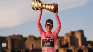 Simon Yates, con el trofeo como ganador del Giro 2025.