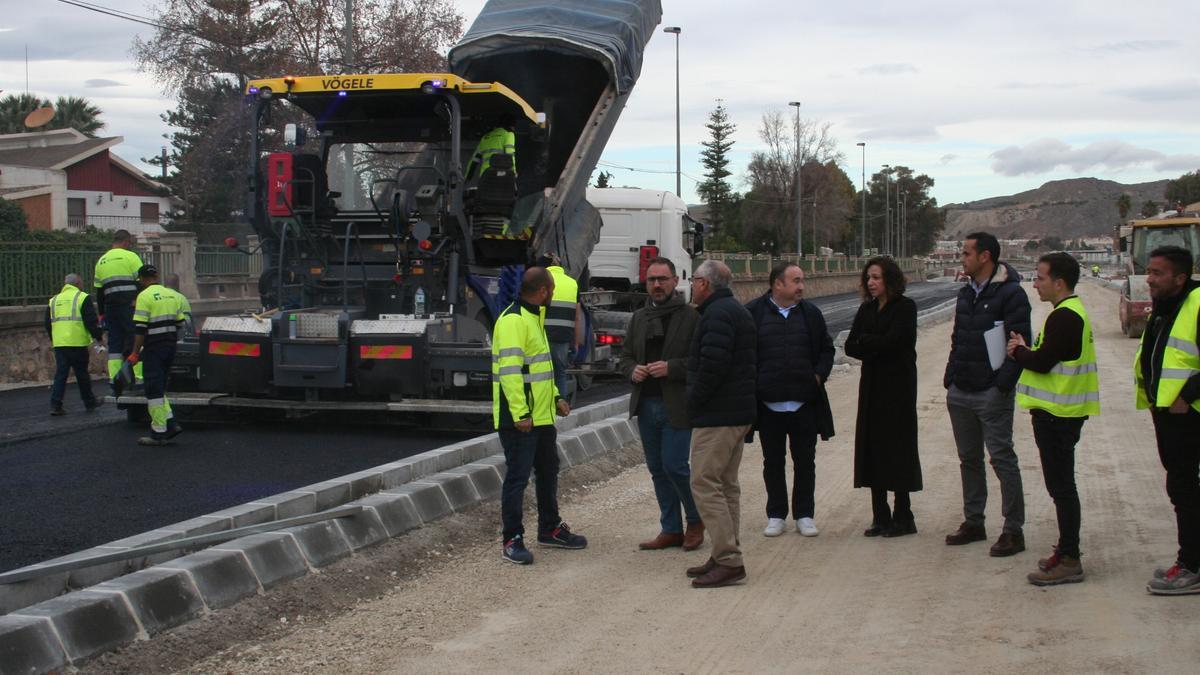 El alcalde, Diego José Mateos, y la edil de Fomento, Isabel Casalduero, supervisaban los trabajos de asfaltado del Tramo III de la Ronda Central de Evacuación, este martes.