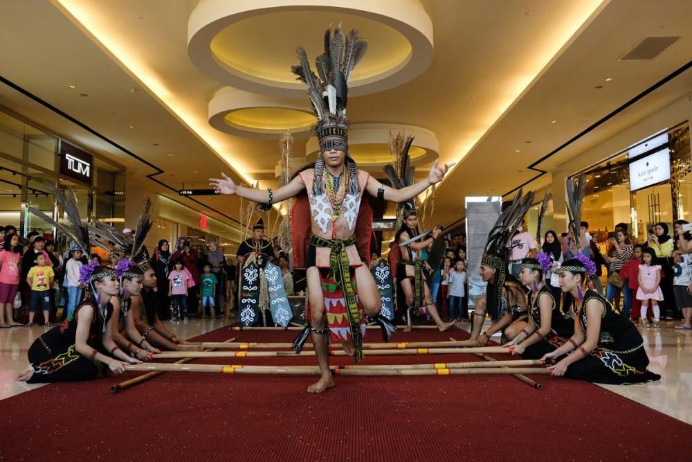Exhibició de danses tradicionals en un centre comercial de Malàisia.